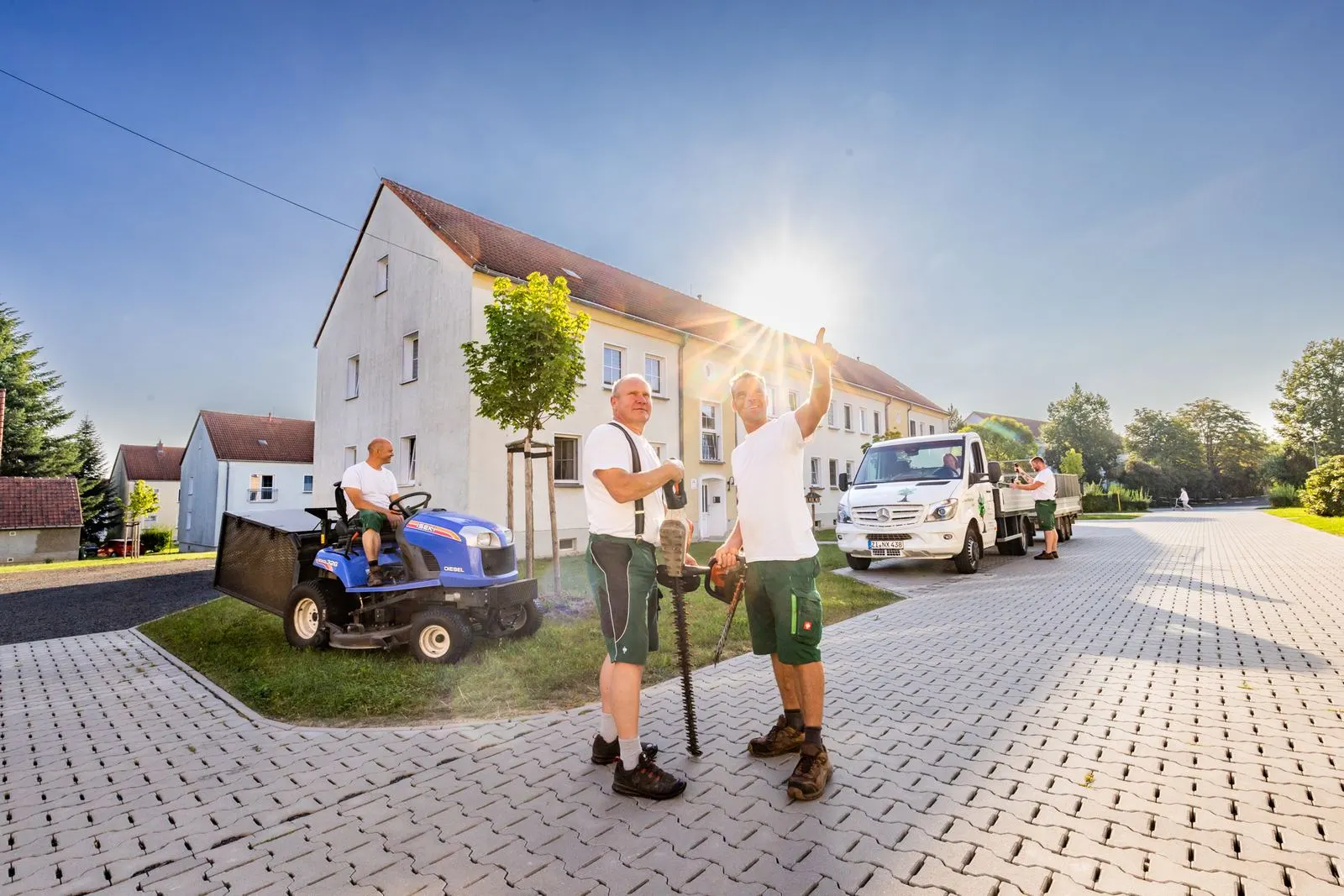 Team von Garten u. Landschaftspflege Aust bei der Arbeit